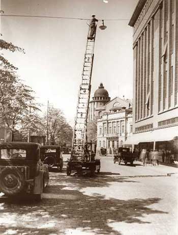 Katulamppujen vaihtoa Stockan edustalla vuonna 1934. 