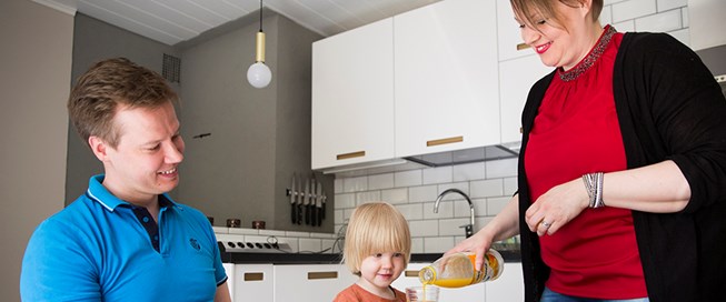 Antti, Oliver ja Anita Koskinen ovat tyytyväisiä uuteen keittiöönsä, jossa kaikelle on oma paikkansa. Antti, Oliver ja Anita Koskinen ovat tyytyväisiä uuteen keittiöönsä, jossa kaikelle on oma paikkansa.