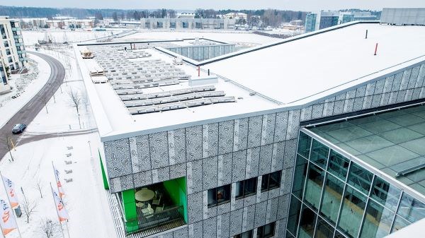 Aurinkosähköä saadaan myös talvella. Eviran katolla olevat aurinkopaneelit tuottivat tammikuussa sähköä, vaikka ne olivat lumi- ja jääkerroksen alla.