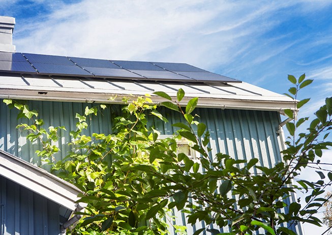 Kumpulan talossa sekä rakennuksen suunta että kattokulma ovat optimaalisia aurinkopaneeleille. Voimala herää heti, kun aurinko nousee.
