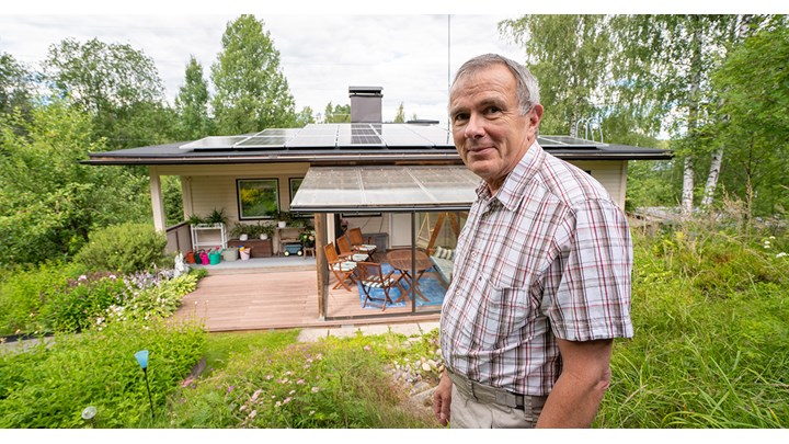 Vantaalaisen Lasse Tuomalan omakotitalon katolle asennettiin Helenin aurinkopaneelit.