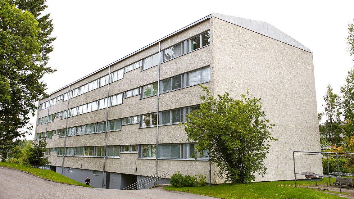Neljäkymmentä aurinkopaneelia ovat alhaalta päin näkymättömissä taloyhtiön yhden talon katolla. Uusiutuvan energian käyttö nostaa todennäköisesti asuntojen arvoa. Neljäkymmentä aurinkopaneelia ovat alhaalta päin näkymättömissä taloyhtiön yhden talon katolla. Uusiutuvan energian käyttö nostaa todennäköisesti asuntojen arvoa.