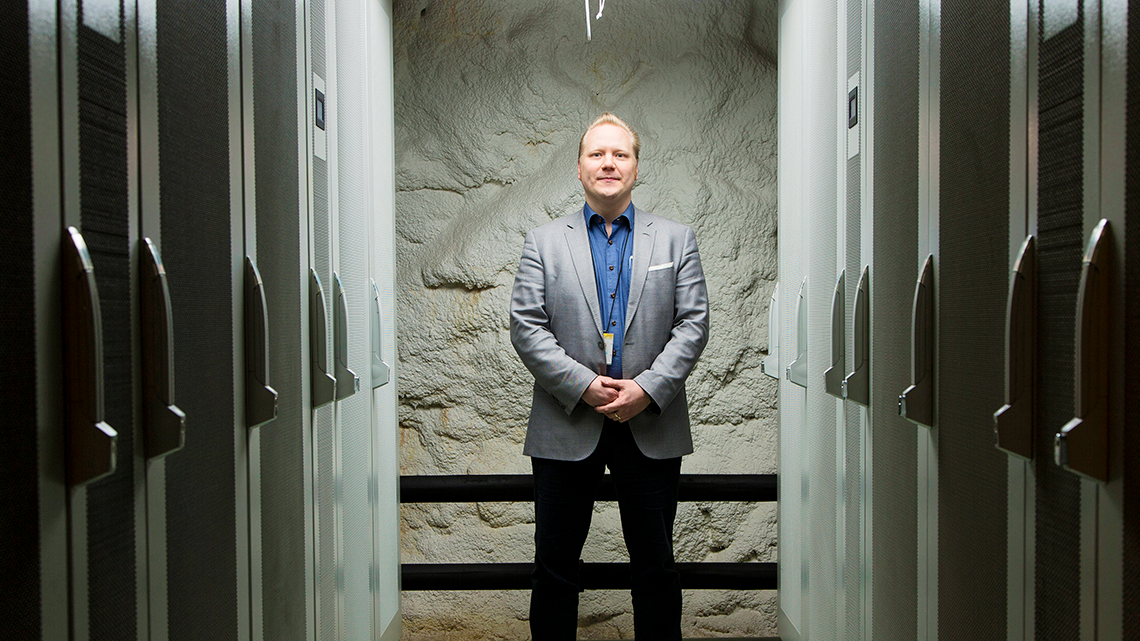 Janne Inkinen kuvattiin Uspenskin konesalissa, Katajanokan alla olevassa kallioluolassa. Siellä konesalin hukkalämmöt otetaan talteen ja kierrätetään kaukolämpöverkkoon. Janne Inkinen kuvattiin Uspenskin konesalissa, Katajanokan alla olevassa kallioluolassa. Siellä konesalin hukkalämmöt otetaan talteen ja kierrätetään kaukolämpöverkkoon.