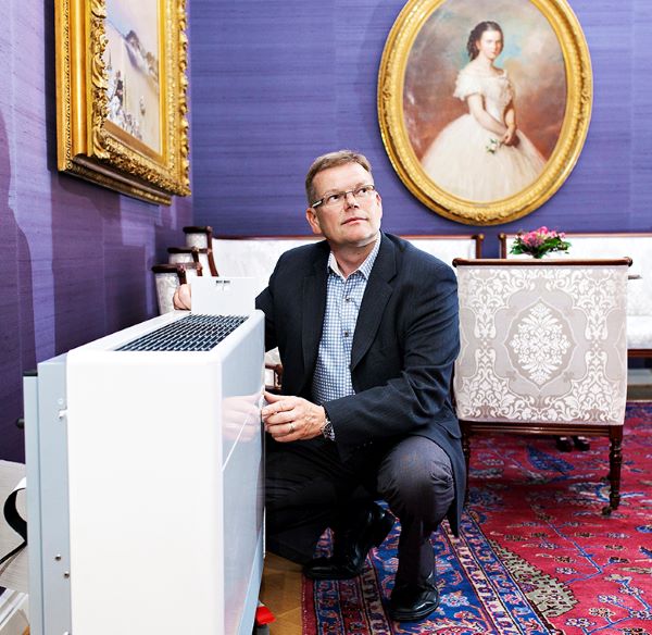 Siirrettävä jäähdytyskonsoli voidaan jättää juhlien ajaksi paikalleen tai viedä jäähdytyksen jälkeen pois näkyvistä, kertoo Presidentinkanslian kiinteistöpäällikkö Juha Klingberg. Siirrettävä jäähdytyskonsoli voidaan jättää juhlien ajaksi paikalleen tai viedä jäähdytyksen jälkeen pois näkyvistä, kertoo Presidentinkanslian kiinteistöpäällikkö Juha Klingberg.