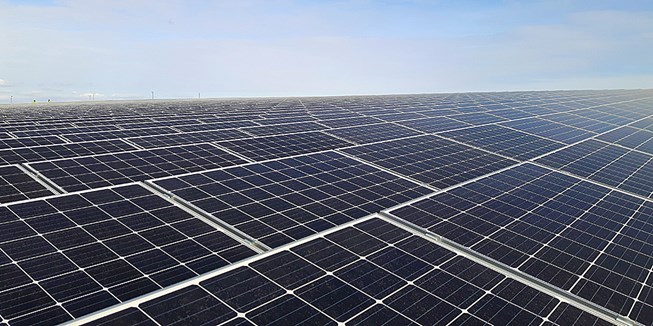 Suomen suurin aurinkovoimala käynnistyi – Paneeleita silmän kantamattomiin Suomen suurin aurinkovoimala käynnistyi – Paneeleita silmän kantamattomiin