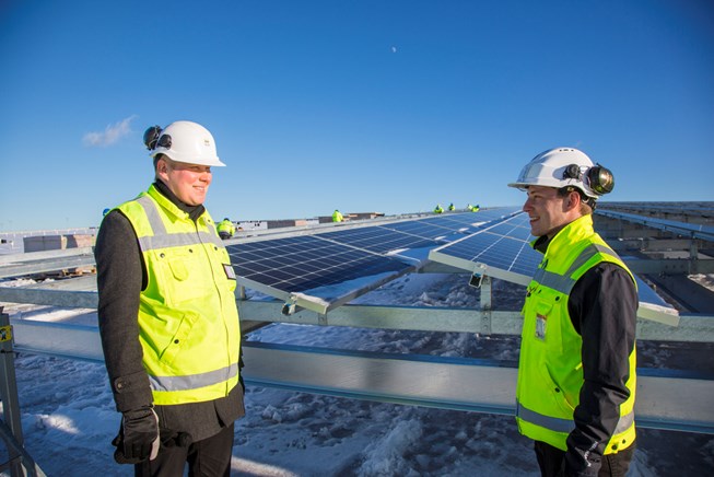 Suomen suurinta aurinkovoimalaa rakennetaan täyttä höyryä