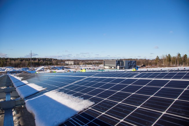 Suomen suurinta aurinkovoimalaa rakennetaan täyttä höyryä