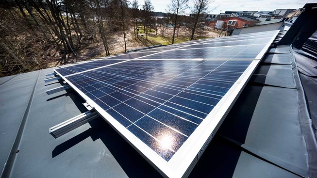 Aurinkopaneelien tuottamaa energiaa voi kerätä sähkövarastoon