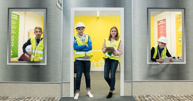Energia- ja turvallisuuspäällikkö Kalle, toimitusjohtaja Mikael, ratkaisumyyjä Venla ja käyttöinsinööri Akseli muodostivat Helenin toimipisteen energisen tiimin.