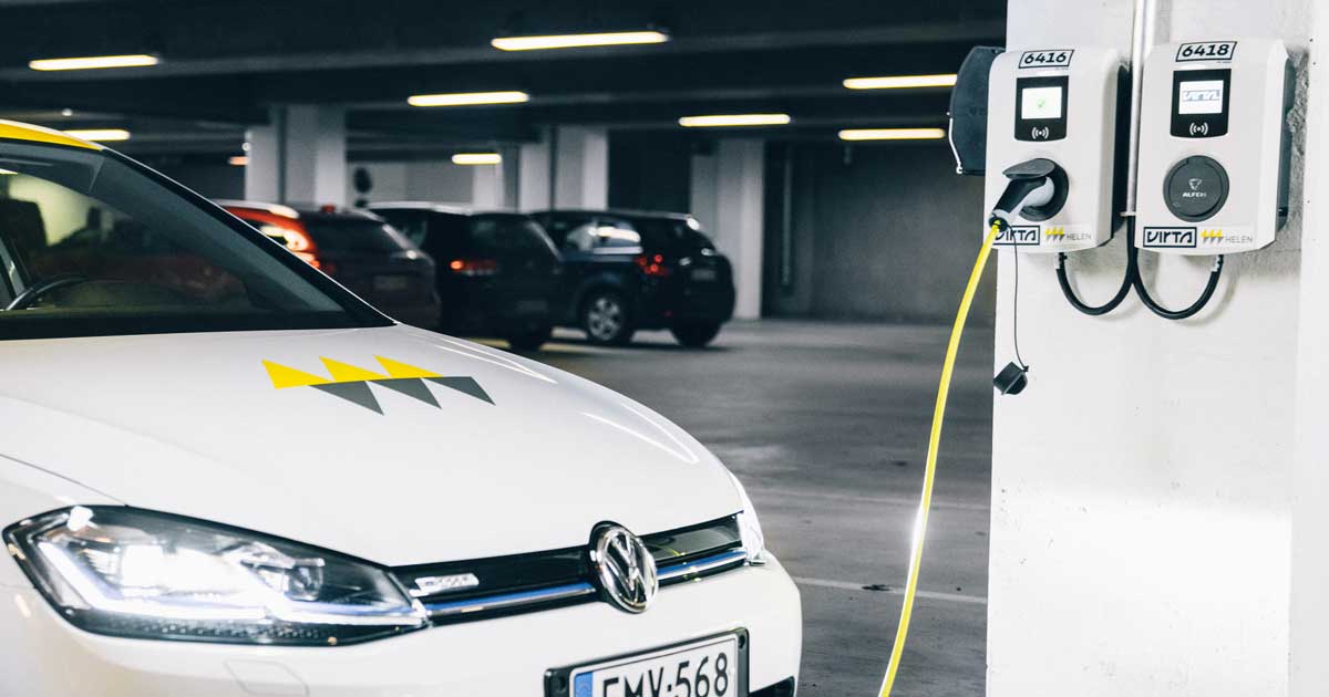 Sähköauton latauspiste parkkihallissa Sähköauton latauspiste parkkihallissa