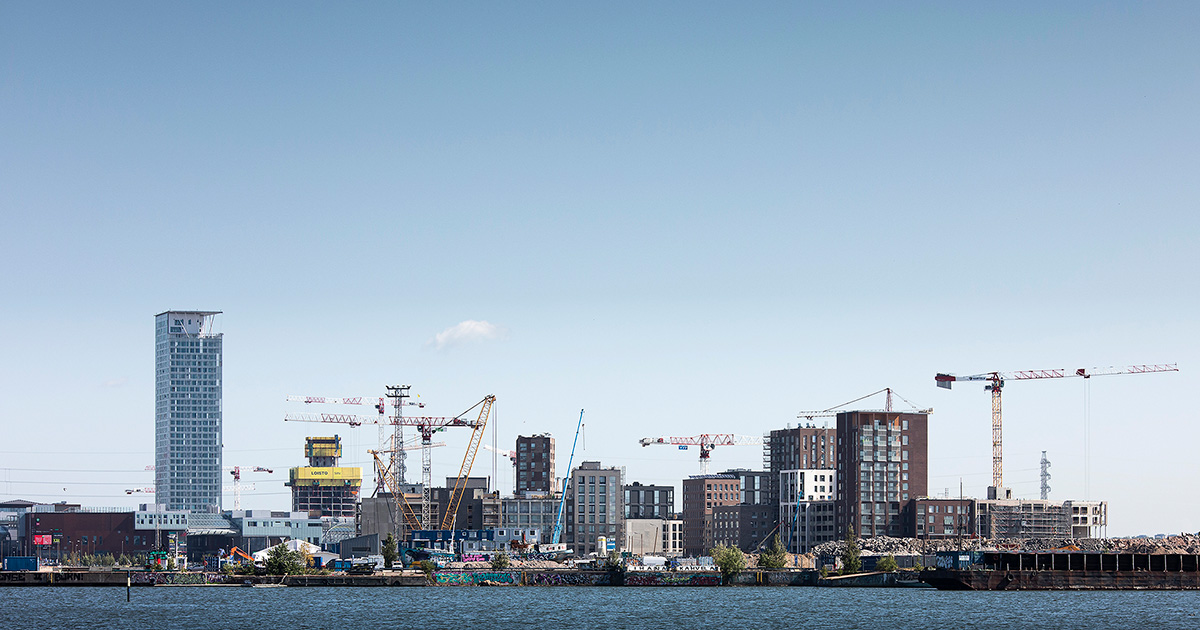 Helsingin Kalasatama valmistuu vuoteen 2040 mennessä, jolloin siellä on suunnitelmien mukaan uusia asuntoja 1 200 000 kerrosneliötä ja toimitiloja 400 000 kerrosneliötä. Helsingin Kalasatama valmistuu vuoteen 2040 mennessä, jolloin siellä on suunnitelmien mukaan uusia asuntoja 1 200 000 kerrosneliötä ja toimitiloja 400 000 kerrosneliötä.