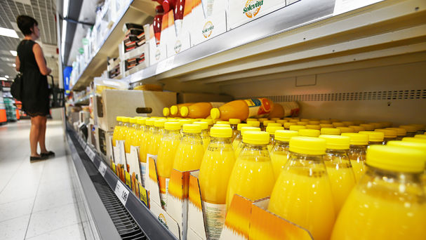 Kuvassa Lidlin myymälän kylmähylly, jossa juomapulloja