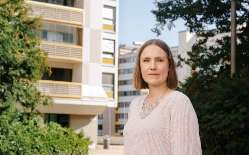 Tuuletus ei riitä viilennyskeinoksi pitkillä hellejaksoilla, sanoo Helenin lämmitys- ja jäähdytysratkaisujen tuotepäällikkö Ella Broman.