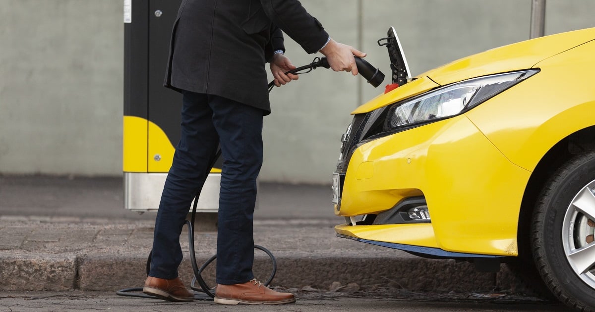 Laki sähköautojen latauspisteistä – mitä se tarkoittaa taloyhtiöille?