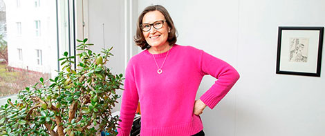 Taloyhtiön asukas nauttii aurinkosähkön eduista