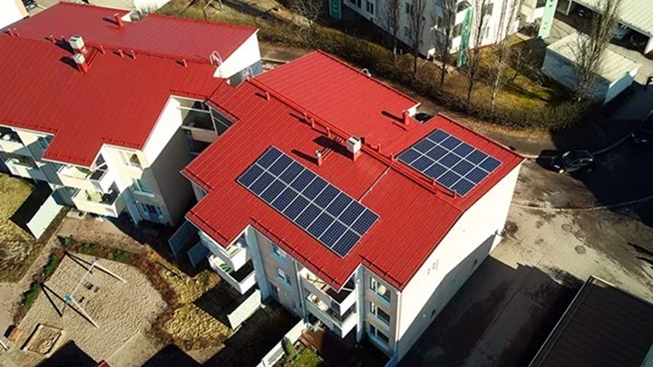Aurinkopaneelit asennettuna taloyhtiön katolle