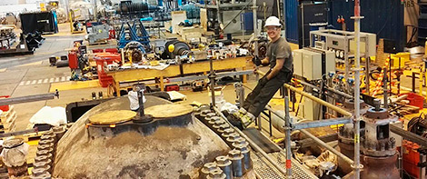 Energiatekniikan opiskelija töissä
