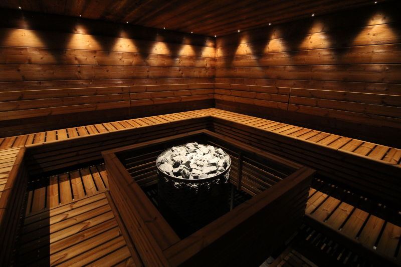 Allas Sea Poolin miesten ja naisten sauna lämpiää vesisähköllä. Allas Sea Poolin miesten ja naisten sauna lämpiää vesisähköllä.