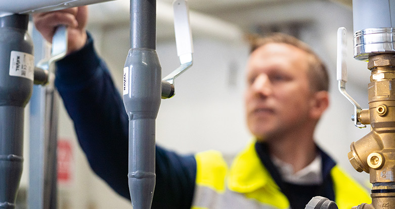 Ammattilainen asentaa poistoilmalämpöpumppua