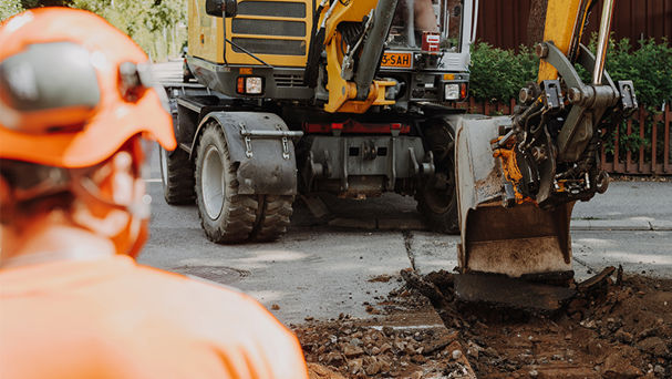 Työmaalla kaivetaan kaivuukoneella