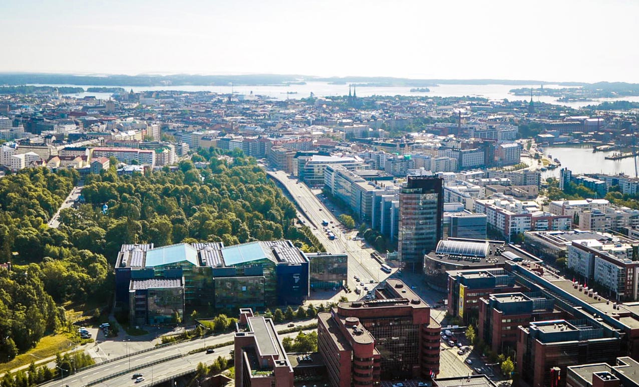 Lämmitämme hukkalämmöillä lähes 75 000 helsinkiläistä asuntoa. Lämmitämme hukkalämmöillä lähes 75 000 helsinkiläistä asuntoa.