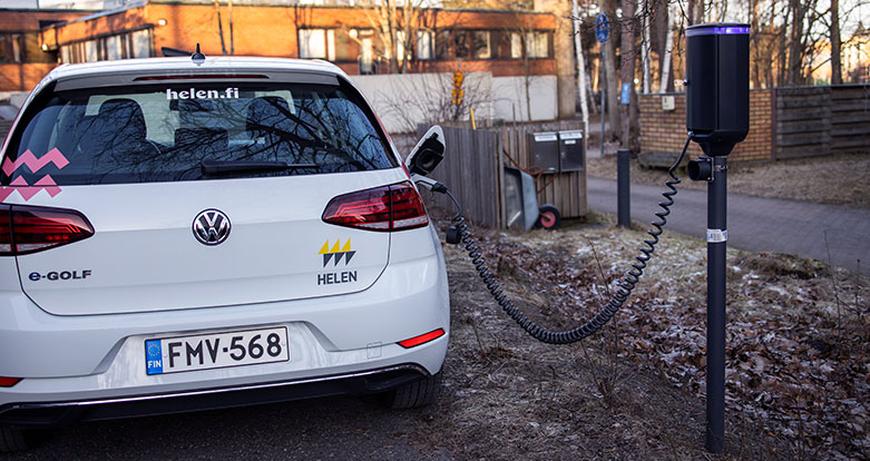 Sähköautoa ladataan Helenin latauspisteellä