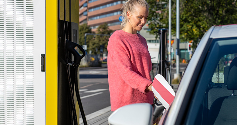 Sähköautoa ladataan taloyhtiön latauspisteellä