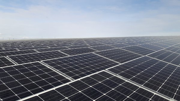 Aurinkopaneelit Kivikon aurinkovoimalassa