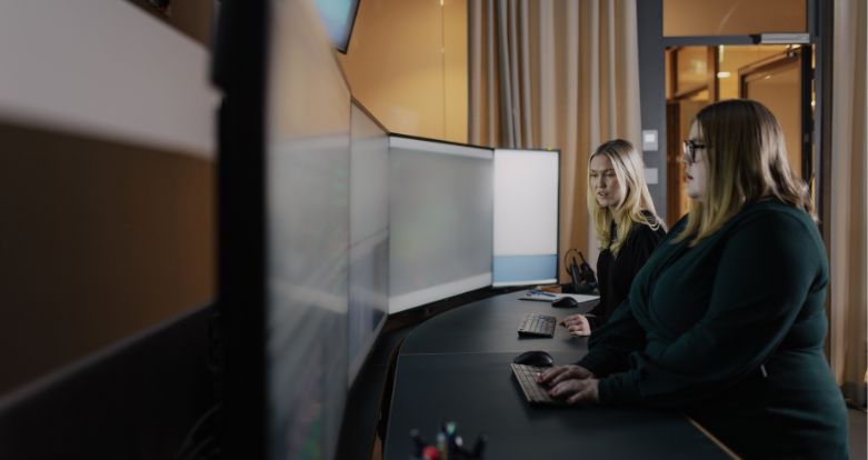 Työkaverit tekevät yhdessä töitä Helenillä